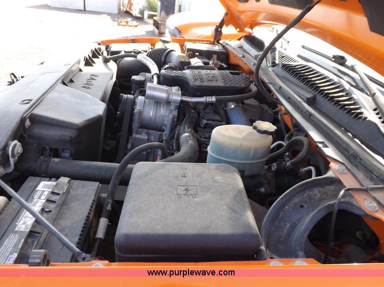 image for item H9115 2002 Chevrolet Silverado 2500HD utility truck