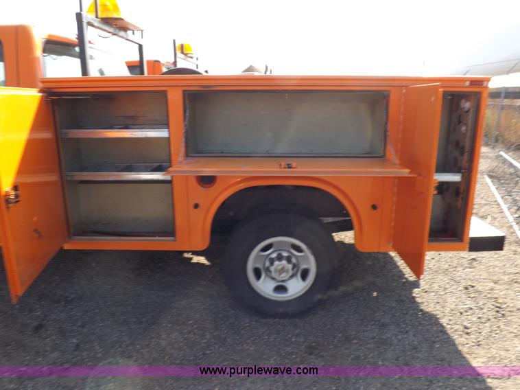 image for item H9115 2002 Chevrolet Silverado 2500HD utility truck