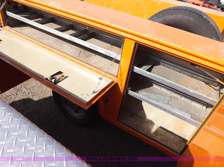 image for item H9115 2002 Chevrolet Silverado 2500HD utility truck