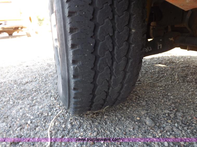 image for item H9115 2002 Chevrolet Silverado 2500HD utility truck