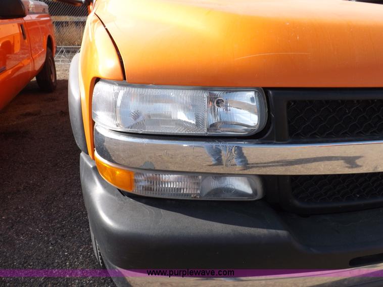 image for item H9115 2002 Chevrolet Silverado 2500HD utility truck