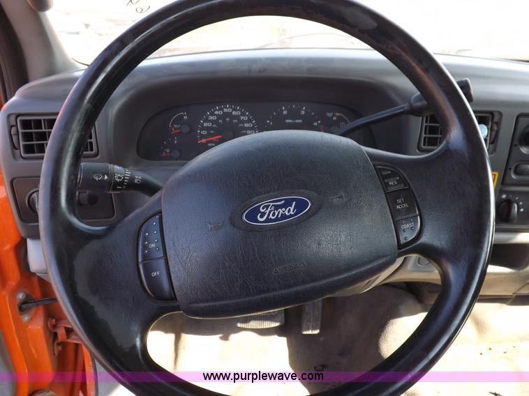 image for item H9116 2003 Ford F250 Super Duty XL pickup truck