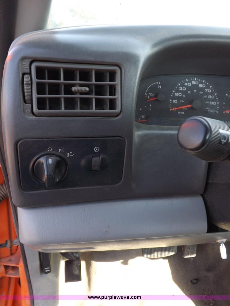 image for item H9116 2003 Ford F250 Super Duty XL pickup truck