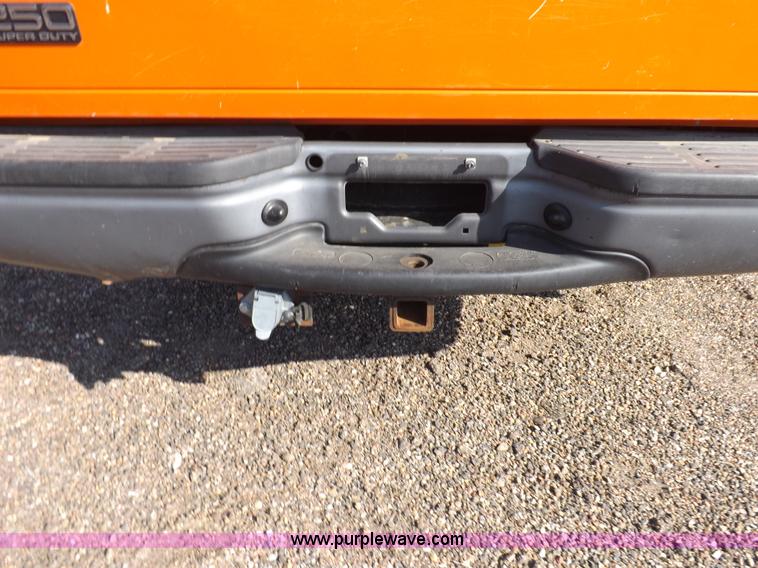 image for item H9116 2003 Ford F250 Super Duty XL pickup truck