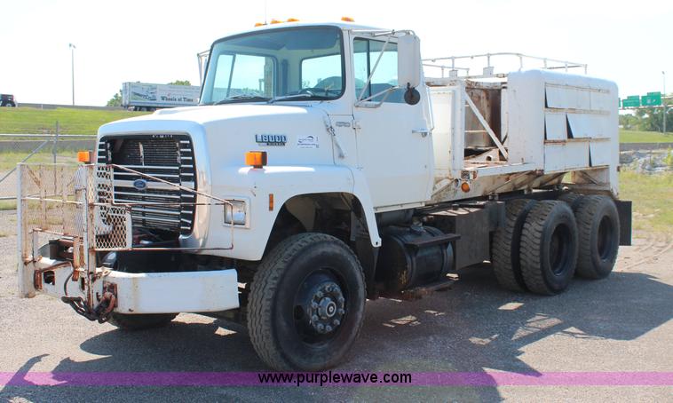 image for item I5806 1990 Ford L8000 utility truck