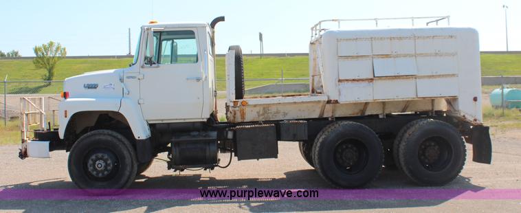 image for item I5806 1990 Ford L8000 utility truck