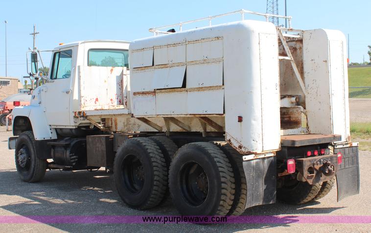 image for item I5806 1990 Ford L8000 utility truck