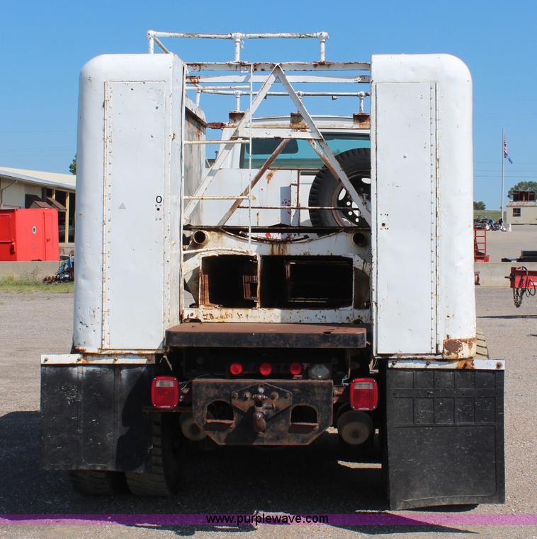 image for item I5806 1990 Ford L8000 utility truck