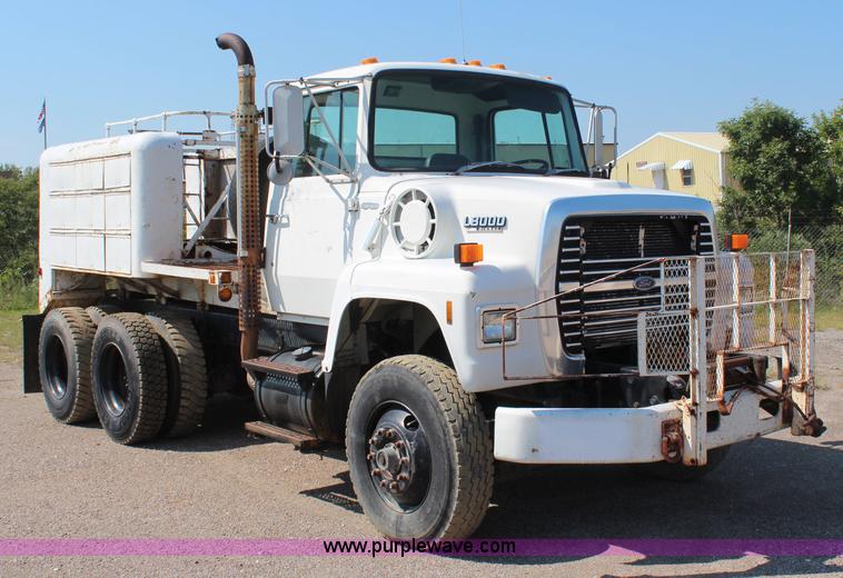 image for item I5806 1990 Ford L8000 utility truck