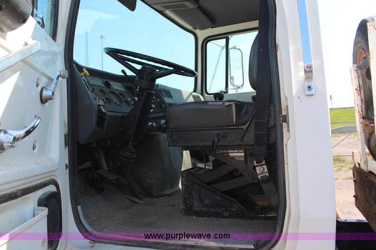 image for item I5806 1990 Ford L8000 utility truck