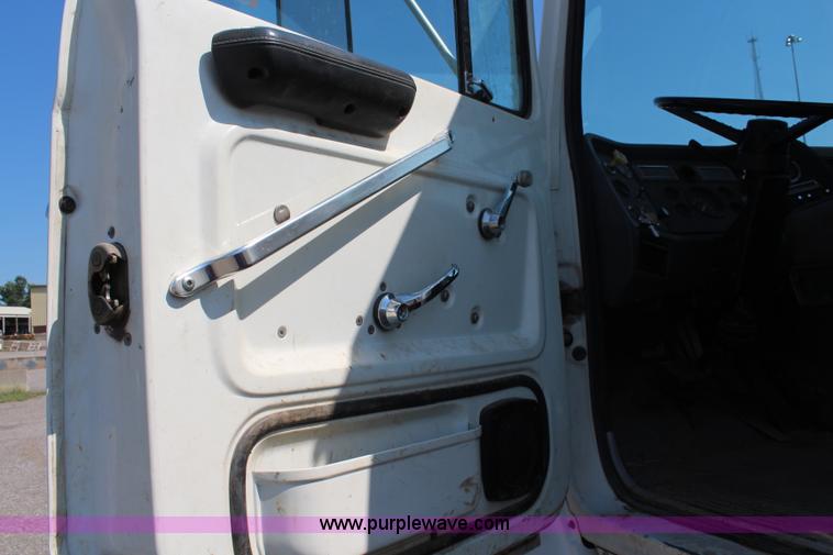 image for item I5806 1990 Ford L8000 utility truck