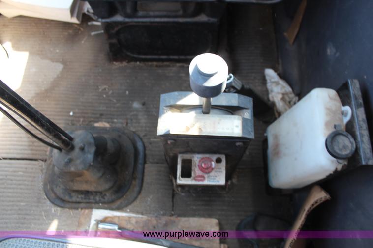 image for item I5806 1990 Ford L8000 utility truck