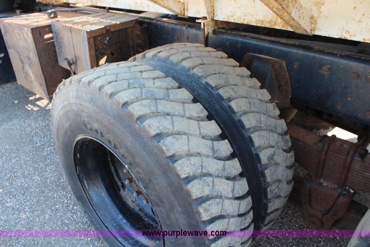 image for item I5806 1990 Ford L8000 utility truck