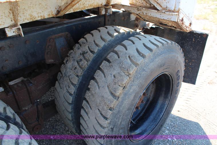 image for item I5806 1990 Ford L8000 utility truck