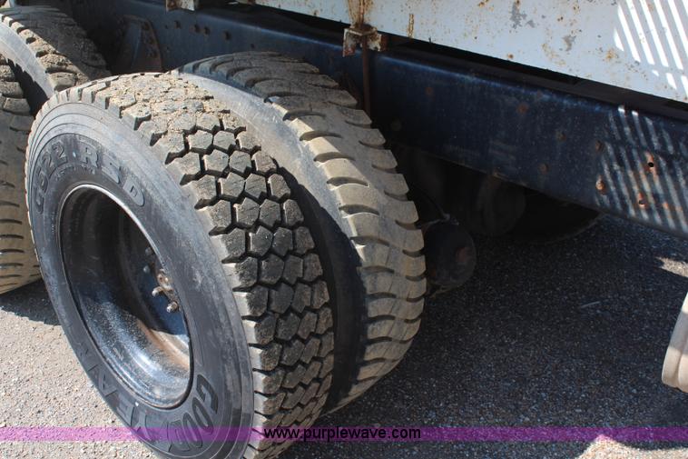 image for item I5806 1990 Ford L8000 utility truck