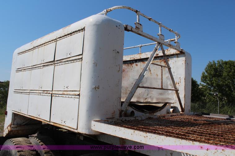 image for item I5806 1990 Ford L8000 utility truck