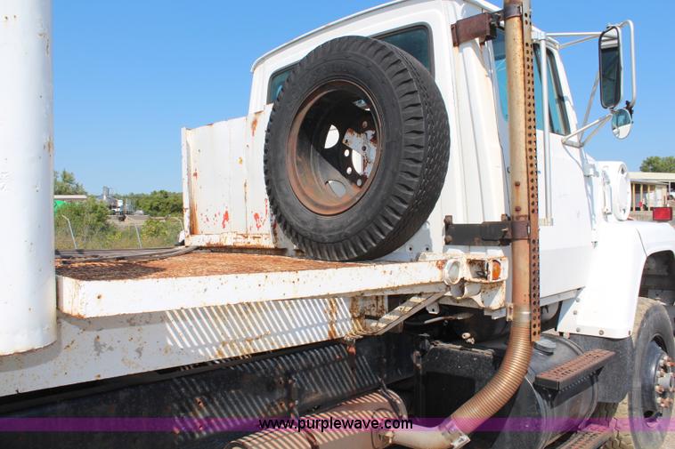 image for item I5806 1990 Ford L8000 utility truck
