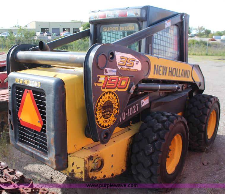 image for item I5811 2007 New Holland L190 skid steer