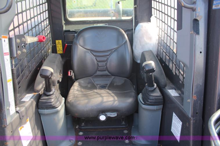 image for item I5811 2007 New Holland L190 skid steer