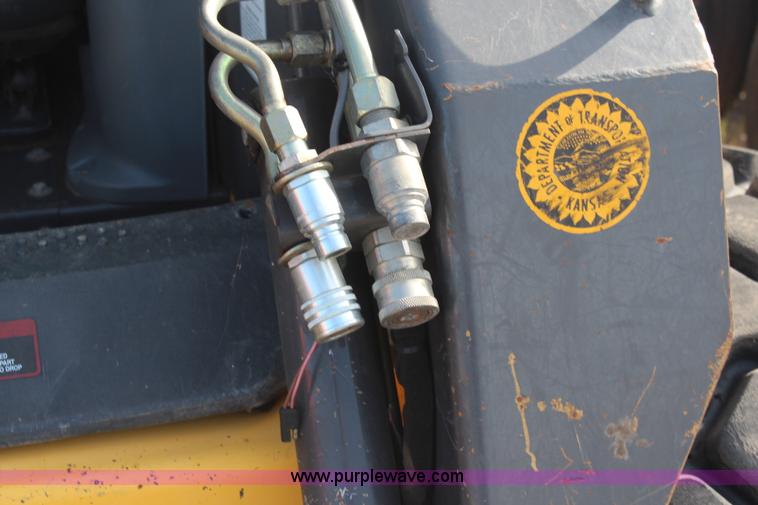 image for item I5811 2007 New Holland L190 skid steer