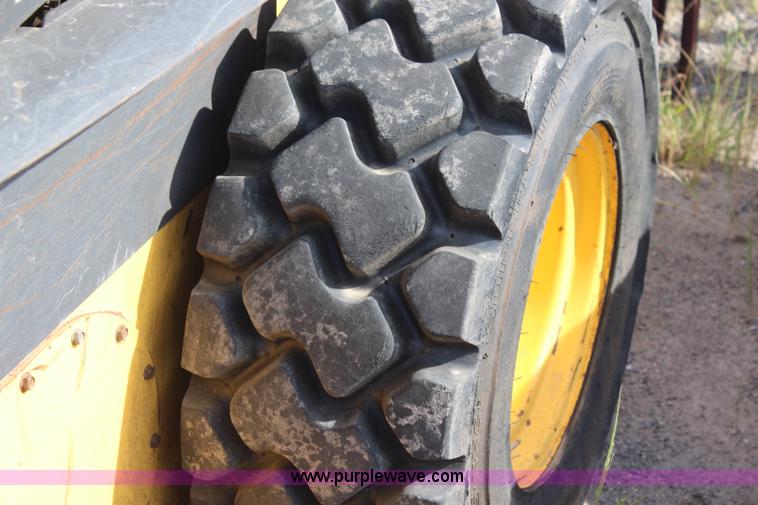 image for item I5811 2007 New Holland L190 skid steer