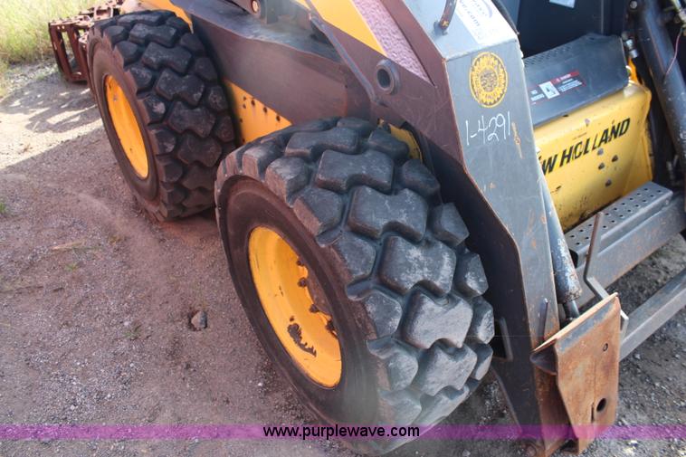 image for item I5811 2007 New Holland L190 skid steer