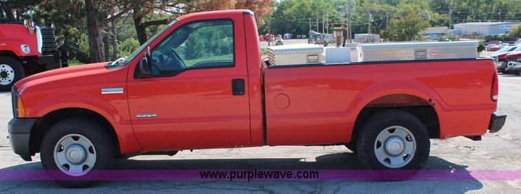 image for item I5819 2006 Ford F250 Super Duty XL pickup truck