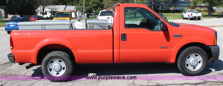 image for item I5819 2006 Ford F250 Super Duty XL pickup truck