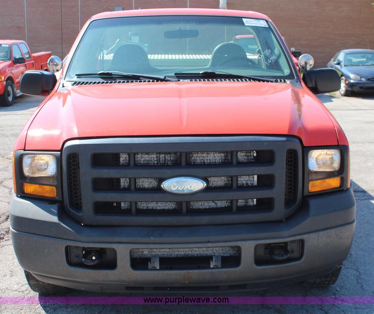 image for item I5819 2006 Ford F250 Super Duty XL pickup truck