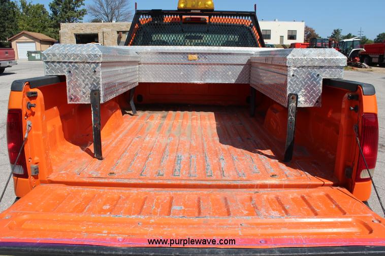 image for item I5838 2003 Ford F250 Super Duty XL pickup truck