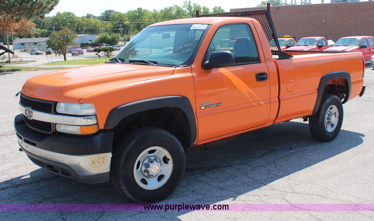 image for item I5839 2002 Chevrolet Sliverado 2500HD pickup truck