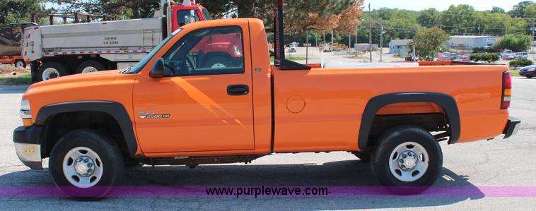 image for item I5839 2002 Chevrolet Sliverado 2500HD pickup truck