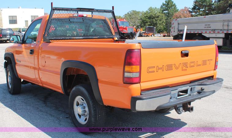 image for item I5839 2002 Chevrolet Sliverado 2500HD pickup truck