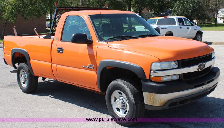 image for item I5839 2002 Chevrolet Sliverado 2500HD pickup truck