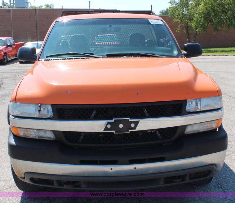 image for item I5839 2002 Chevrolet Sliverado 2500HD pickup truck