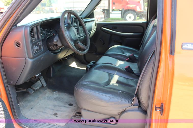 image for item I5839 2002 Chevrolet Sliverado 2500HD pickup truck
