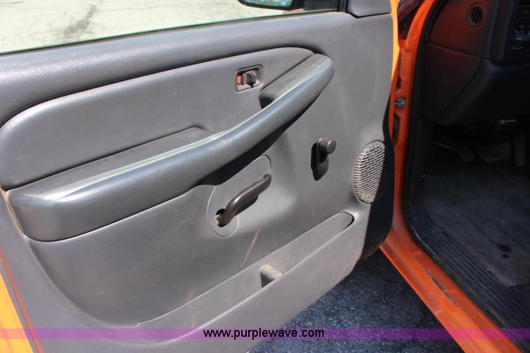 image for item I5839 2002 Chevrolet Sliverado 2500HD pickup truck