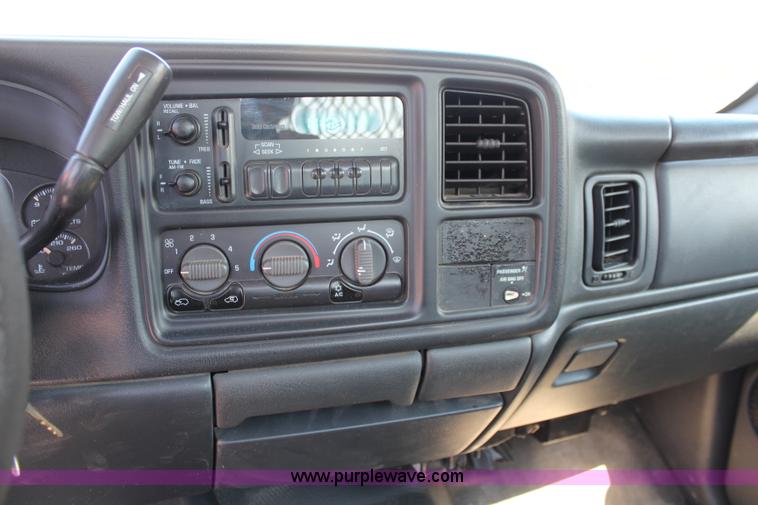 image for item I5839 2002 Chevrolet Sliverado 2500HD pickup truck