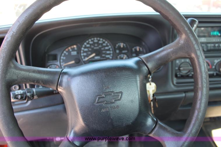 image for item I5839 2002 Chevrolet Sliverado 2500HD pickup truck