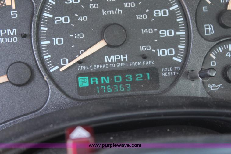 image for item I5839 2002 Chevrolet Sliverado 2500HD pickup truck