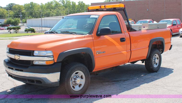 image for item I5840 2002 Chevrolet Silverado 2500HD pickup truck