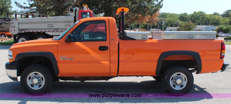image for item I5840 2002 Chevrolet Silverado 2500HD pickup truck