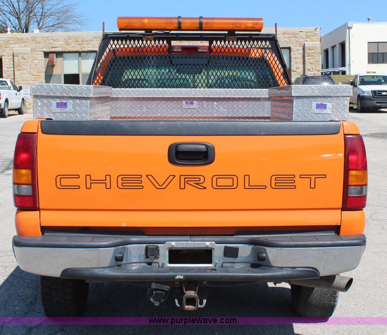 image for item I5840 2002 Chevrolet Silverado 2500HD pickup truck