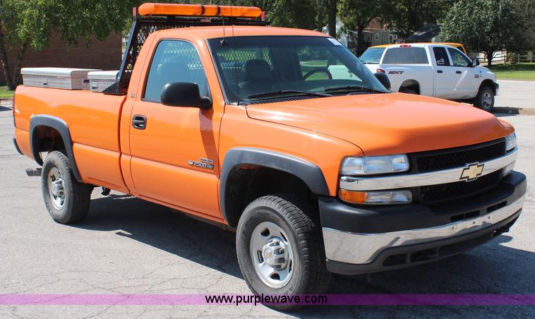 image for item I5840 2002 Chevrolet Silverado 2500HD pickup truck