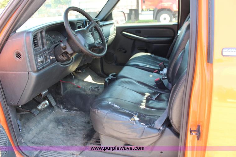 image for item I5840 2002 Chevrolet Silverado 2500HD pickup truck