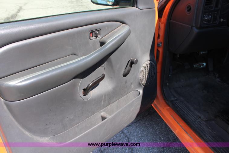 image for item I5840 2002 Chevrolet Silverado 2500HD pickup truck