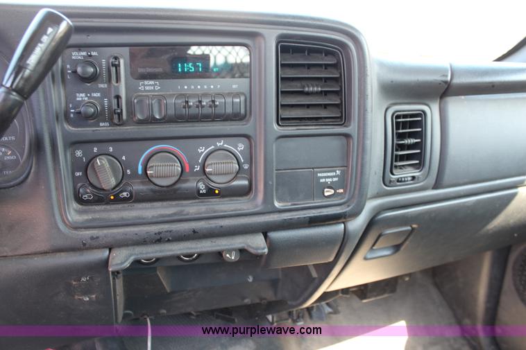 image for item I5840 2002 Chevrolet Silverado 2500HD pickup truck