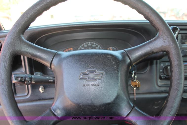 image for item I5840 2002 Chevrolet Silverado 2500HD pickup truck