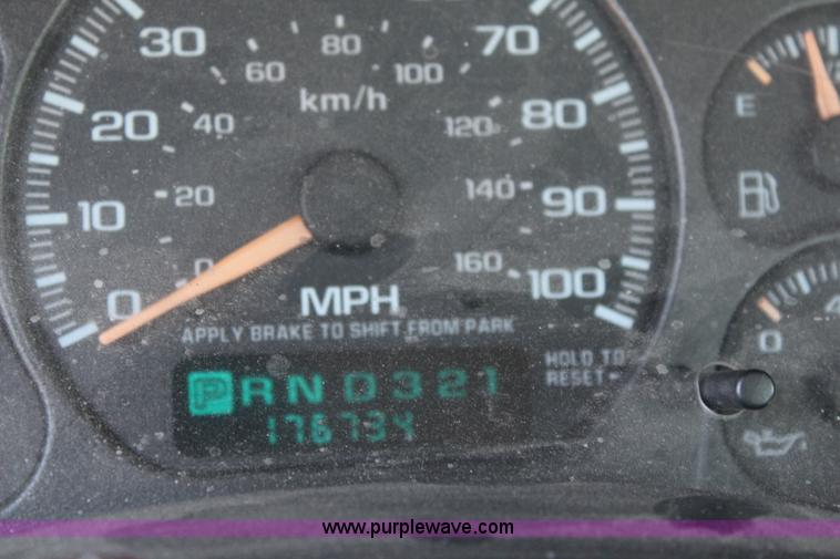 image for item I5840 2002 Chevrolet Silverado 2500HD pickup truck