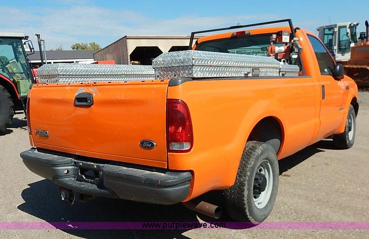 image for item J3006 2003 Ford F250 Super Duty XL pickup truck